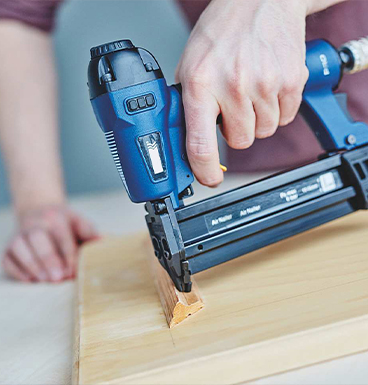 空気圧ネイルガンの使用法。